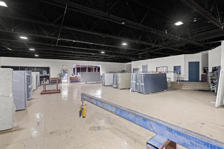 More Photos Of 2866 Poplar Ave, Memphis Storefront Retail Office For Sale