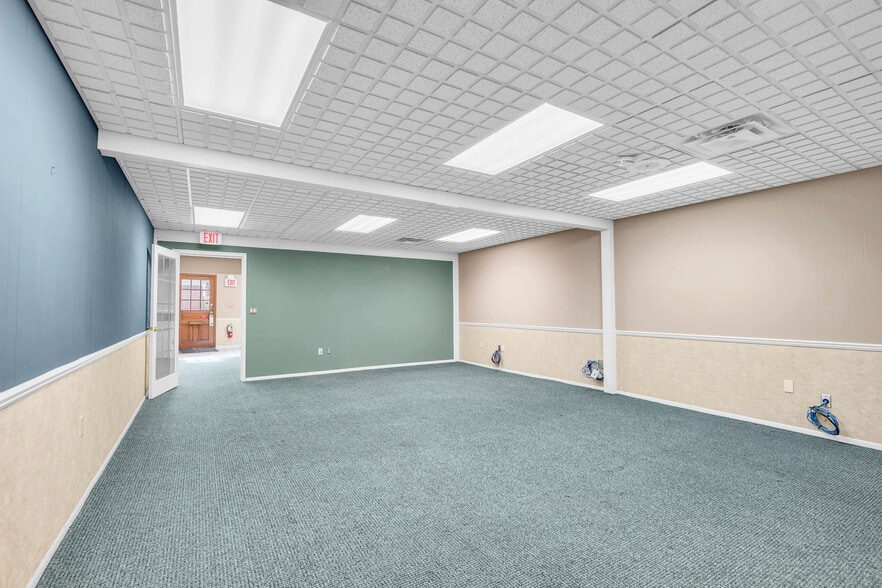 More Photos Of 20439 Mack Ave, Grosse Pointe Office For Sale