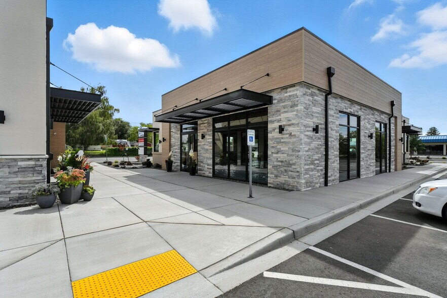 More Photos Of 6018 W Clearwater Ave, Kennewick General Retail For Lease