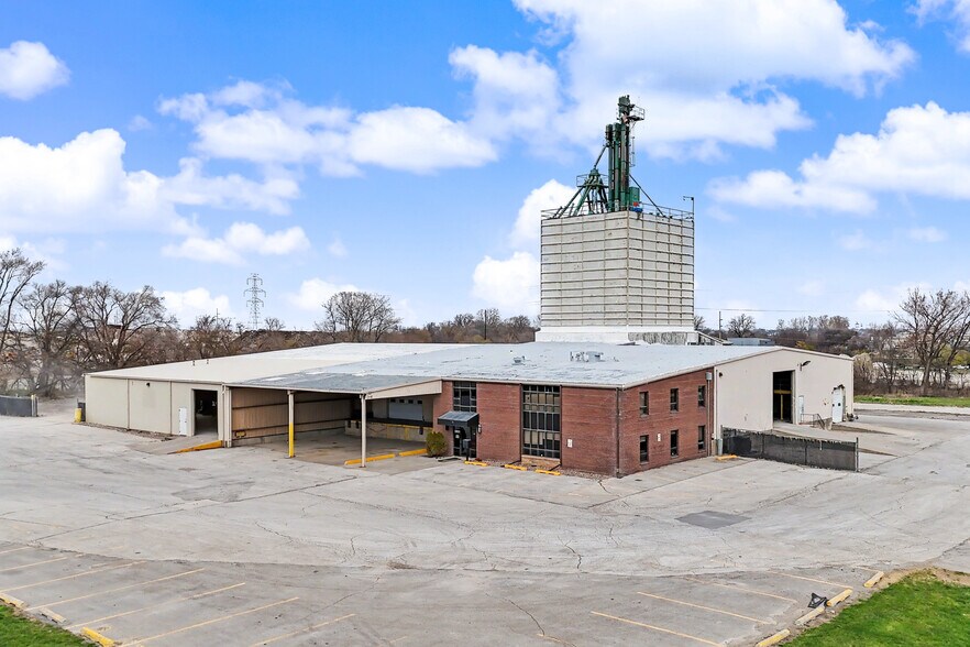 More Photos Of 1101 SE 37th St, Grimes Distribution For Lease