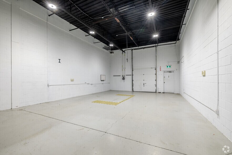 More Photos Of 1420-1490 Rue Beaulac, Saint-Laurent Light Distribution For Lease