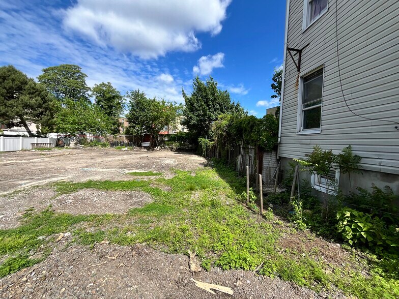 More Photos Of 30-56 14th St, Long Island City Land For Lease