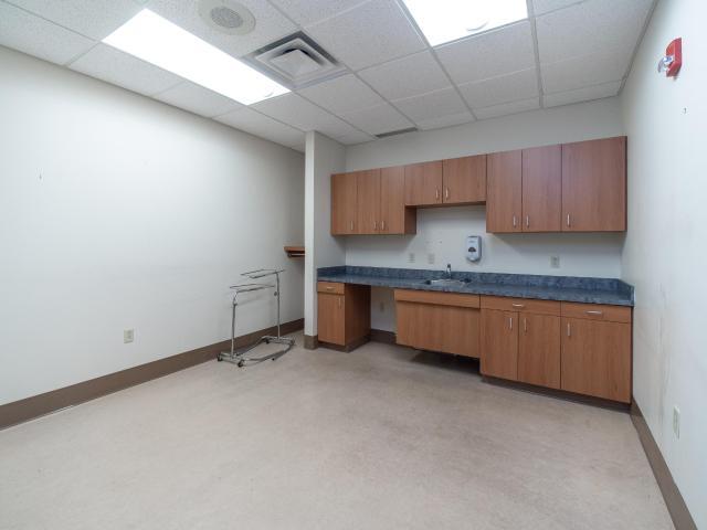 More Photos Of 10 Timberview Ln, Russell Medical For Sale