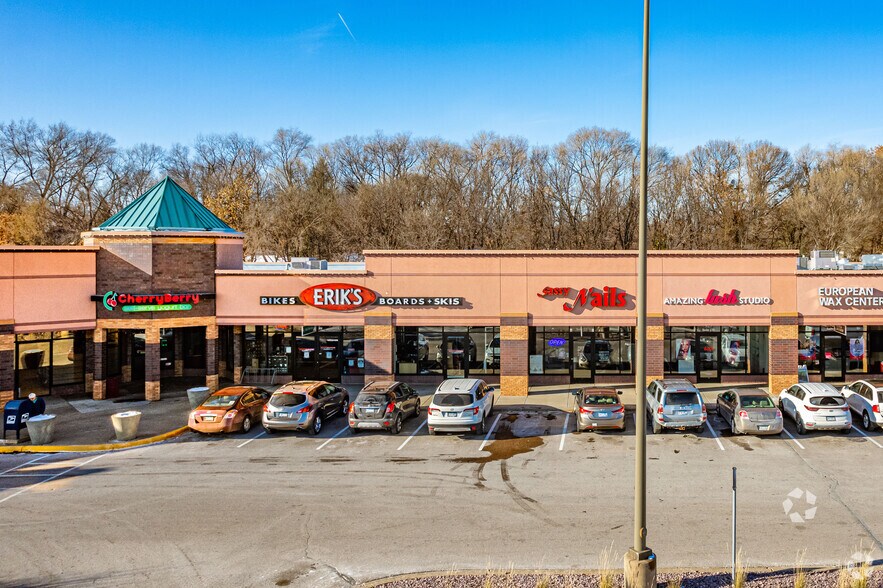 More Photos Of 905-955 E County Rd E, Vadnais Heights General Retail For Lease