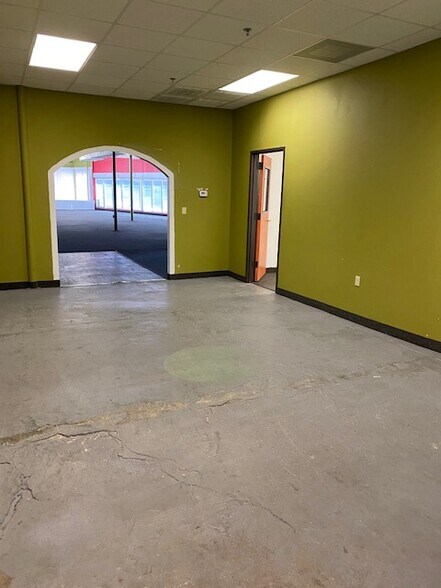 More Photos Of 1701 S Staples St, Corpus Christi Freestanding For Lease
