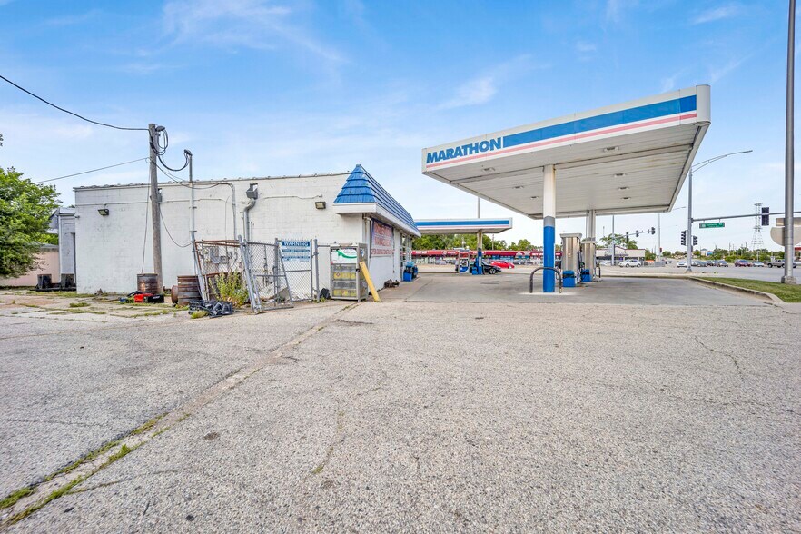 More Photos Of 21W042 Lake St, Addison Service Station For Sale