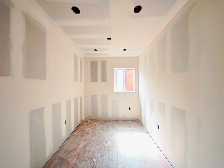 More Photos Of 14426 Friar St, Van Nuys Storefront For Sale