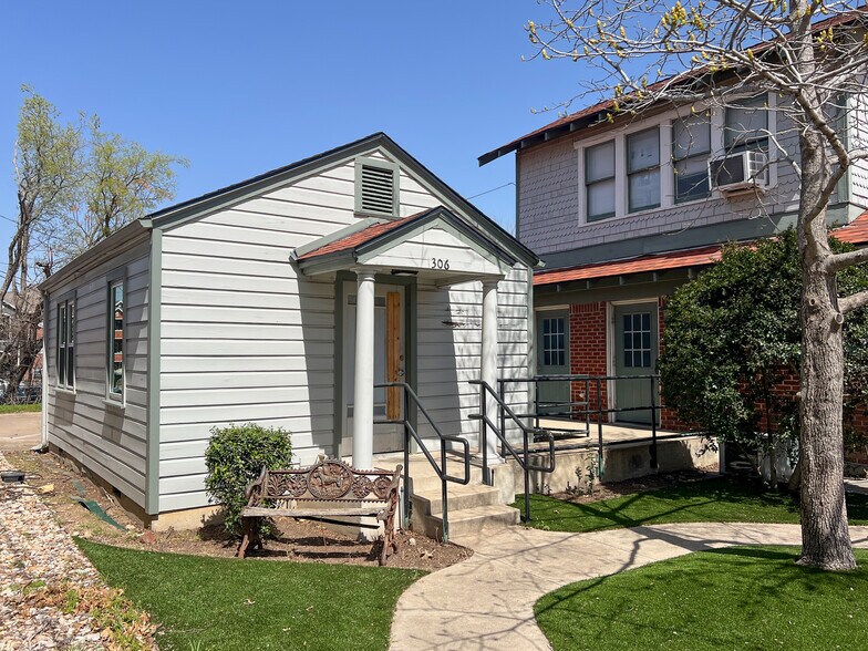 More Photos Of 304 W Cannon St, Fort Worth Restaurant For Sale