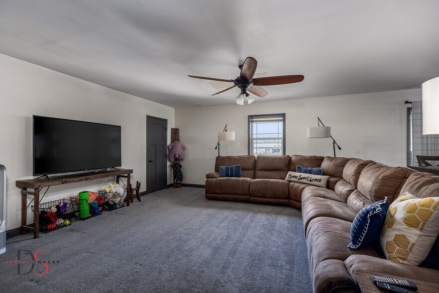 More Photos Of 611 E Dayton Rd, Ottawa Warehouse For Sale