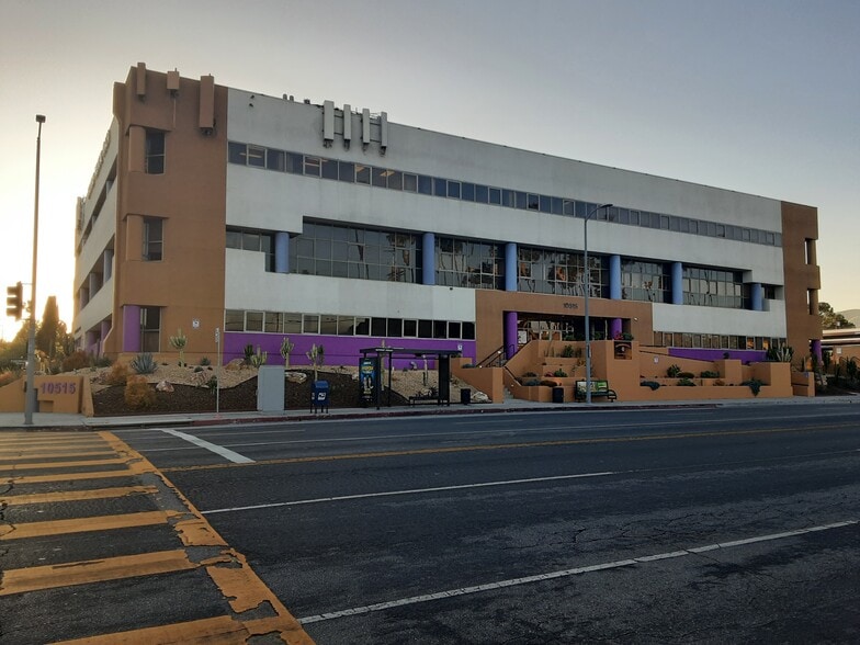 More Photos Of 10515 Balboa Blvd, Granada Hills Medical For Lease