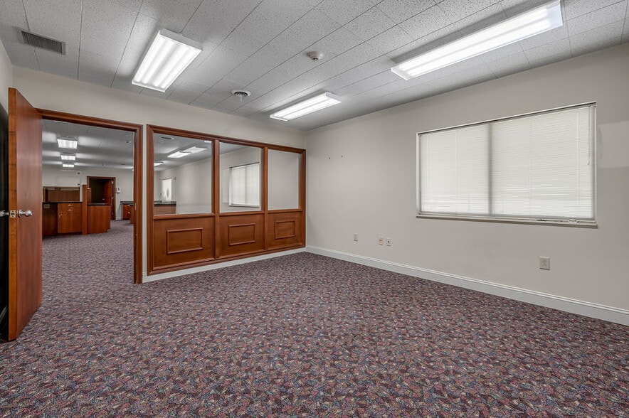 More Photos Of 250 Crossfield Dr, Versailles Industrial For Lease