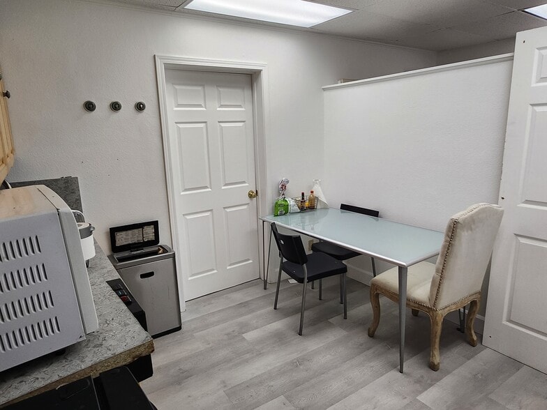 More Photos Of 960 W 17th St, Santa Ana Office For Sale