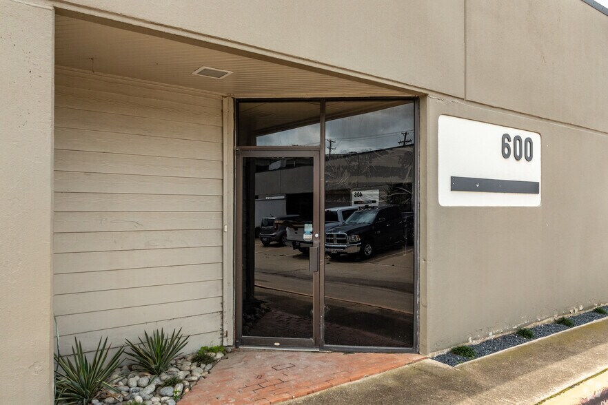 More Photos Of 1225 W College Ave, Carrollton Unknown For Lease