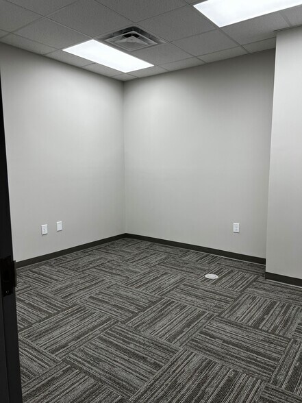 More Photos Of 320 W Main St, Wytheville Bank For Lease