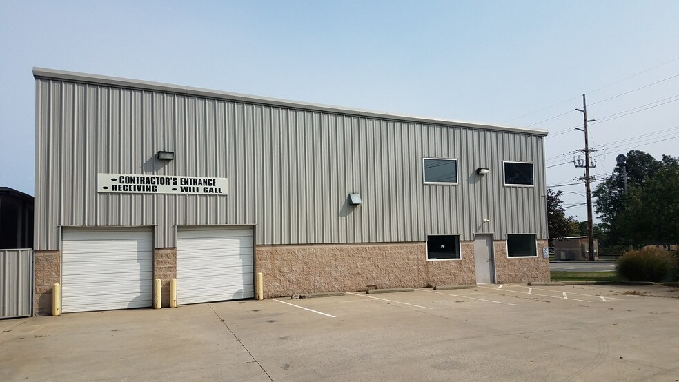 More Photos Of 10691 Kenwood Rd, Cincinnati Showroom For Lease