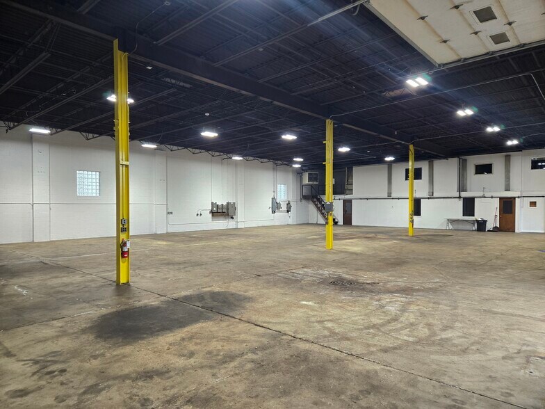 More Photos Of W146N5741 Enterprise Ave, Menomonee Falls Warehouse For Lease