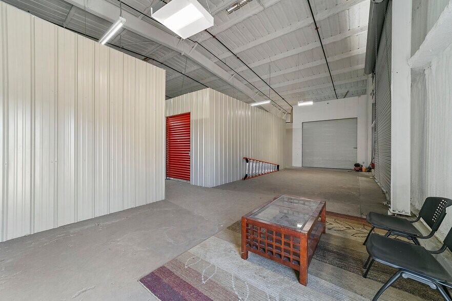 More Photos Of 136 Glass St, Dallas Storefront For Lease