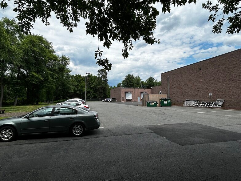 More Photos Of 14-16 Thomas J Rhodes Industrial Dr, Trenton Warehouse For Lease
