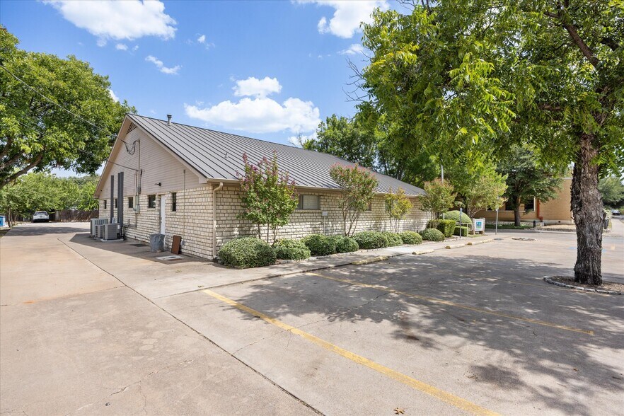 More Photos Of 310 W Bluff St, Granbury Office For Sale