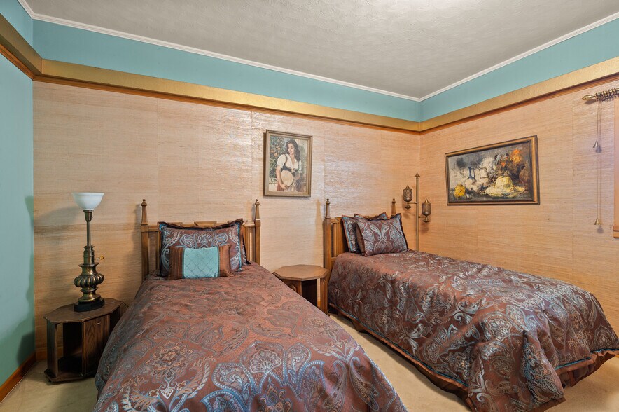 More Photos Of 531 W Main St, Denison Office For Sale