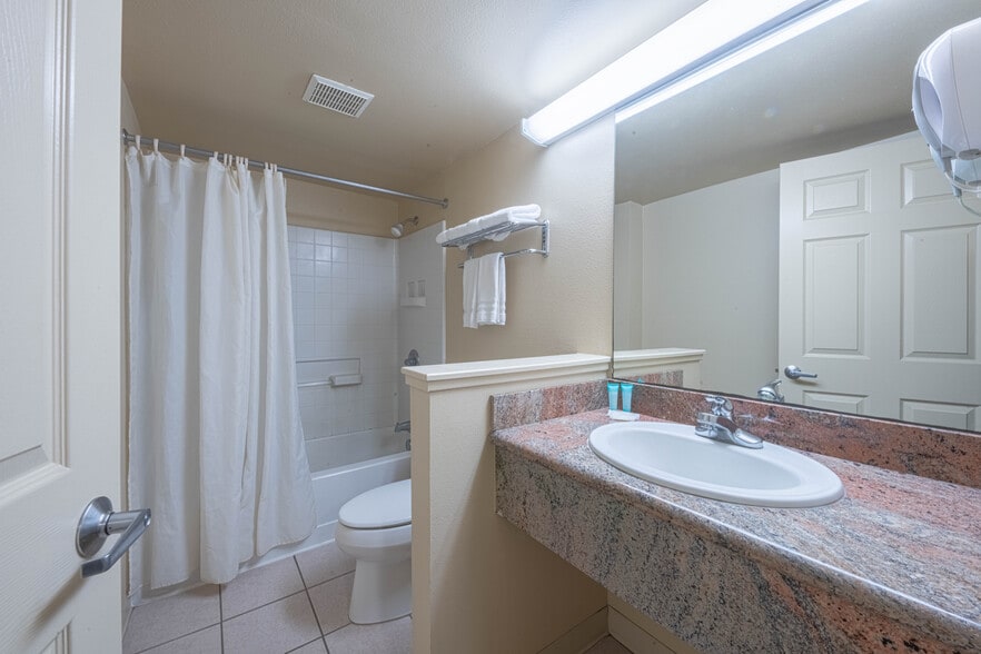 More Photos Of 6 S Wood St, Salinas Hotel For Sale