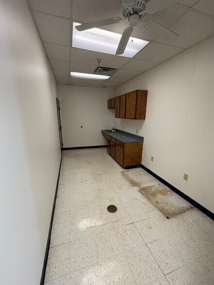 More Photos Of 315-330 E Spring St, Palestine Unknown For Lease