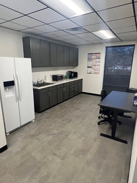 More Photos Of 10450-10452 Baur Blvd, Olivette Warehouse For Lease