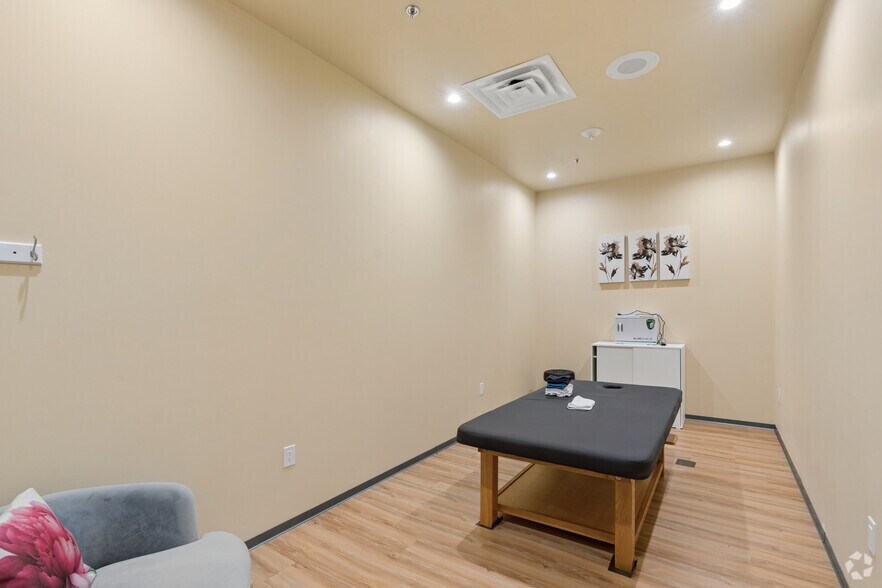 More Photos Of 18318 University Blvd, Sugar Land Storefront For Lease