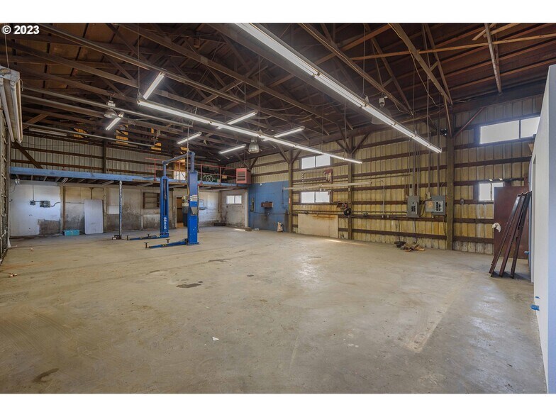 More Photos Of 1515 Newmark Ave, Coos Bay Auto Dealership For Sale