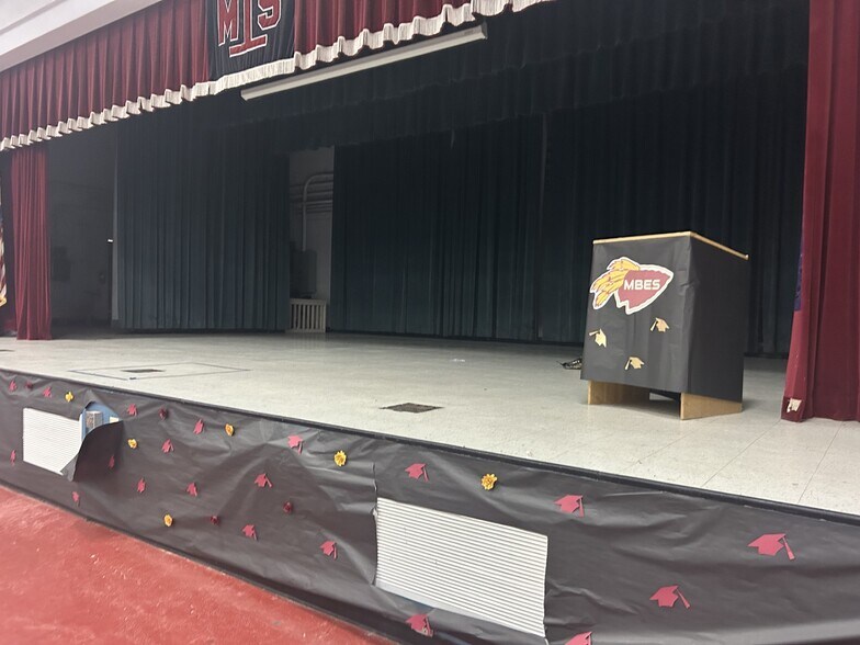 More Photos Of 101 S Prospect St, Crescent City Flex For Sale