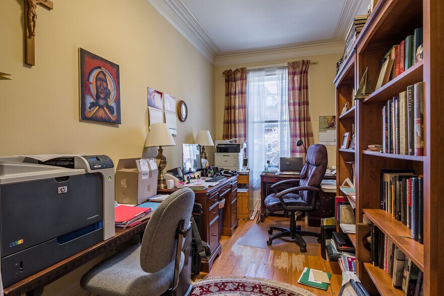 More Photos Of 298-300 Newbury St, Boston Schools For Sale