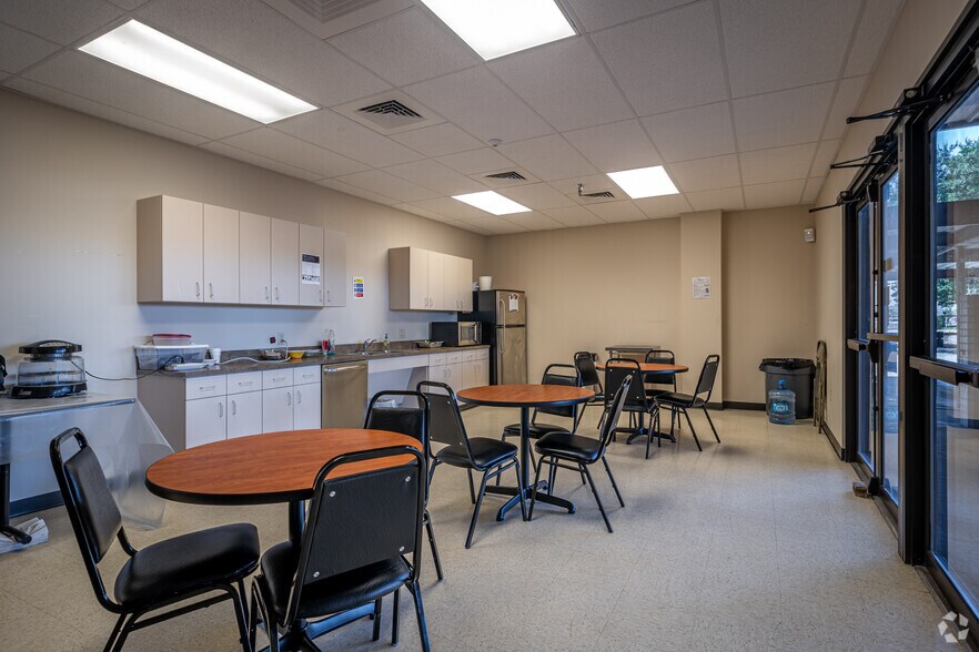 More Photos Of 9450 W Wingfoot Rd, Houston Manufacturing For Lease