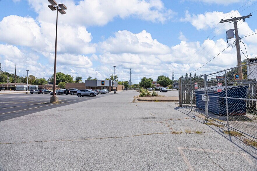 More Photos Of 110 S Florissant Rd, Saint Louis Storefront For Sale