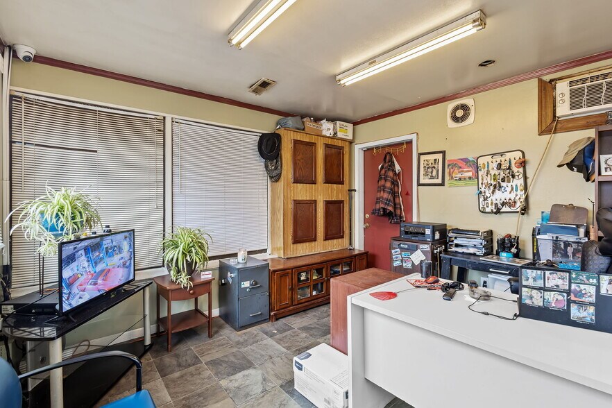 More Photos Of 1001-1003 Calumet Ave, Valparaiso Auto Repair For Sale