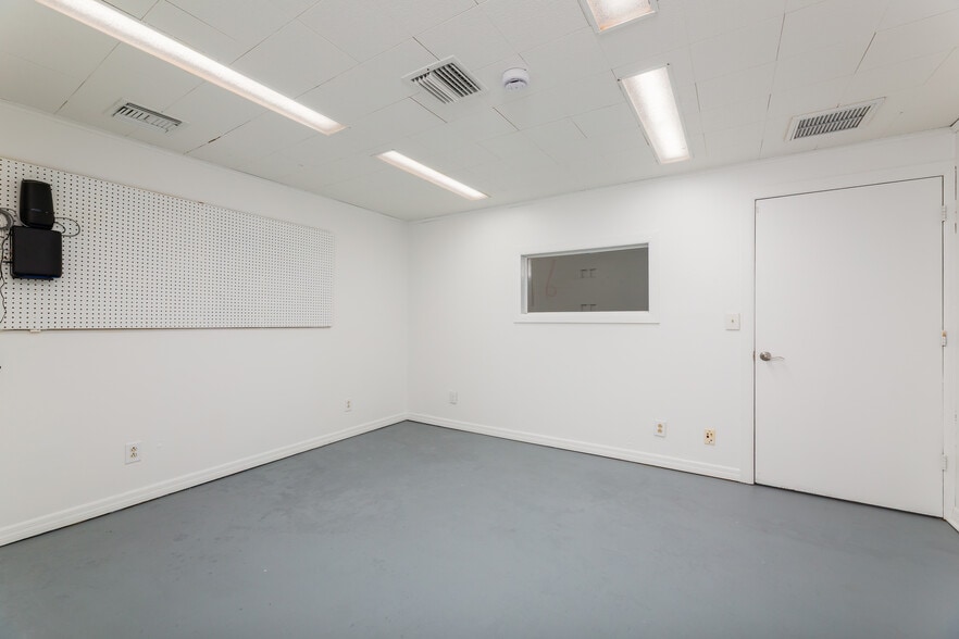 More Photos Of 128 Tomahawk Dr, Indian Harbour Beach Warehouse For Lease