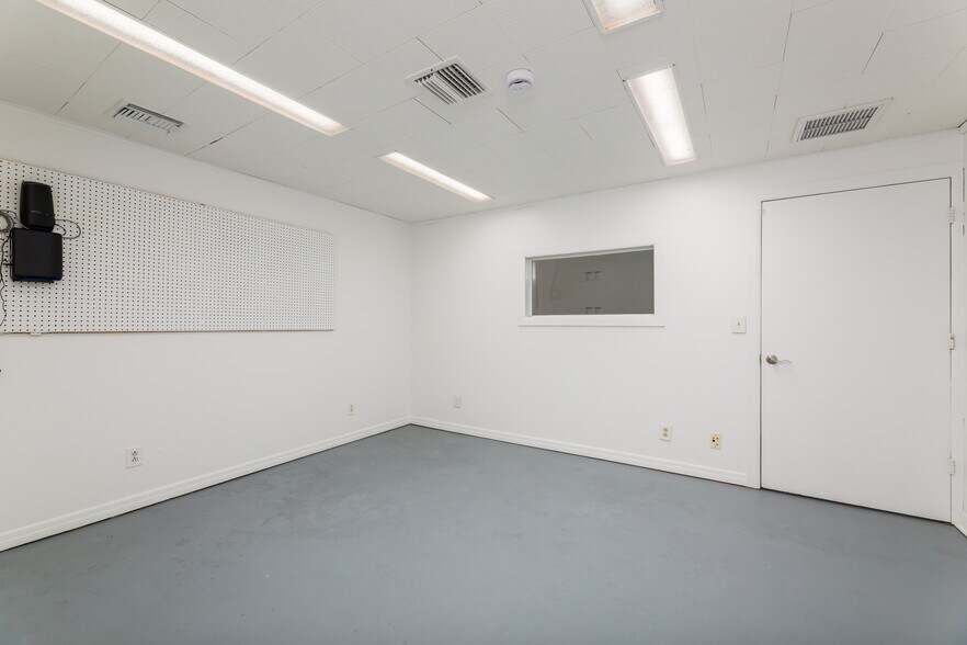 More Photos Of 128 Tomahawk Dr, Indian Harbour Beach Warehouse For Sale