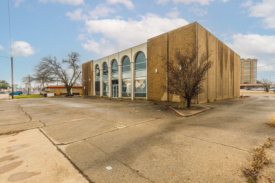 More Photos Of 1210 Lake Air Dr, Waco Freestanding For Sale