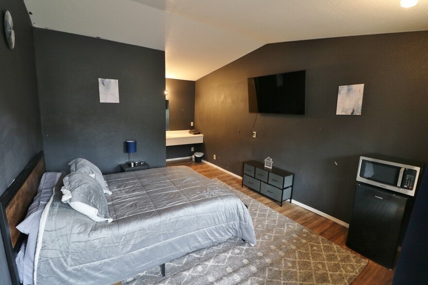 More Photos Of 127 Pacific Ave, Glendale Hotel For Sale