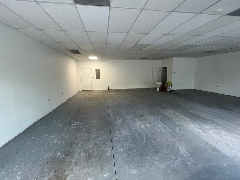 More Photos Of 1303 7th Ave E, Hendersonville Storefront Retail Office For Lease