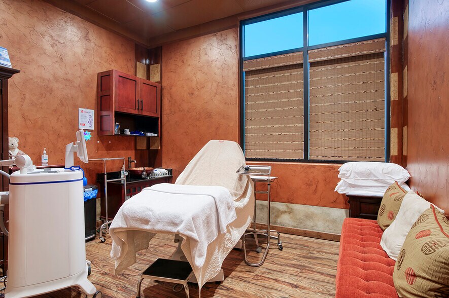 More Photos Of 1635 N Greenfield Rd, Mesa Medical For Lease