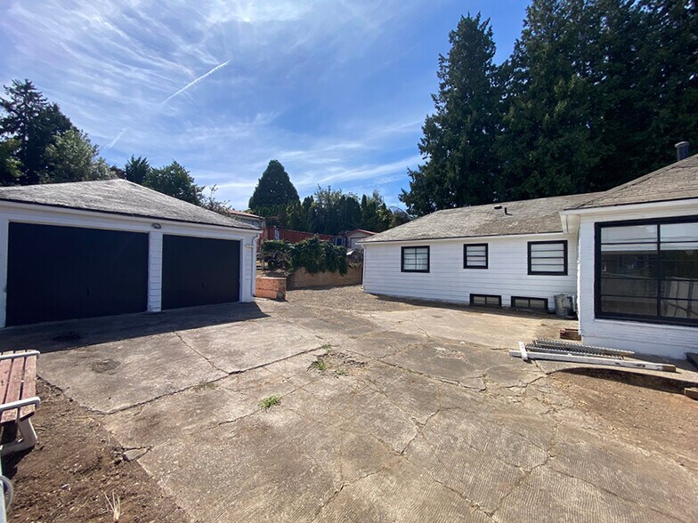 More Photos Of 968 NW Division St, Gresham Office For Lease
