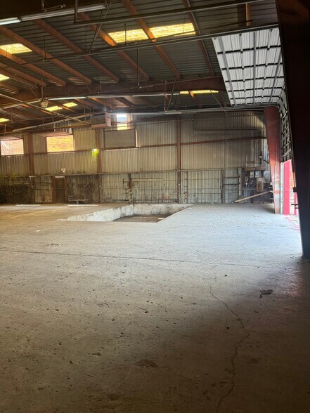 More Photos Of 521 N Bryan St, Houston Manufacturing For Lease