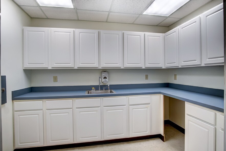 More Photos Of 1-19 E Pleasant St, Springfield Medical For Sale