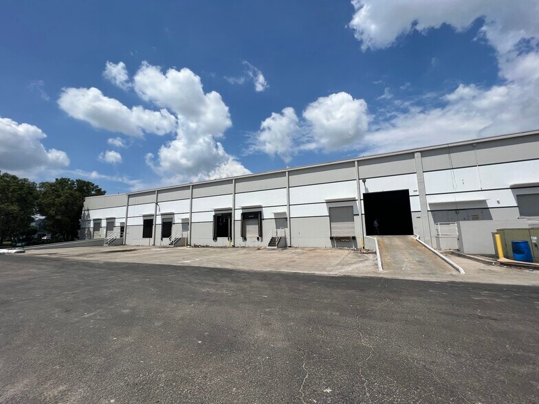 More Photos Of 9208 Palm River Rd, Tampa Warehouse For Lease