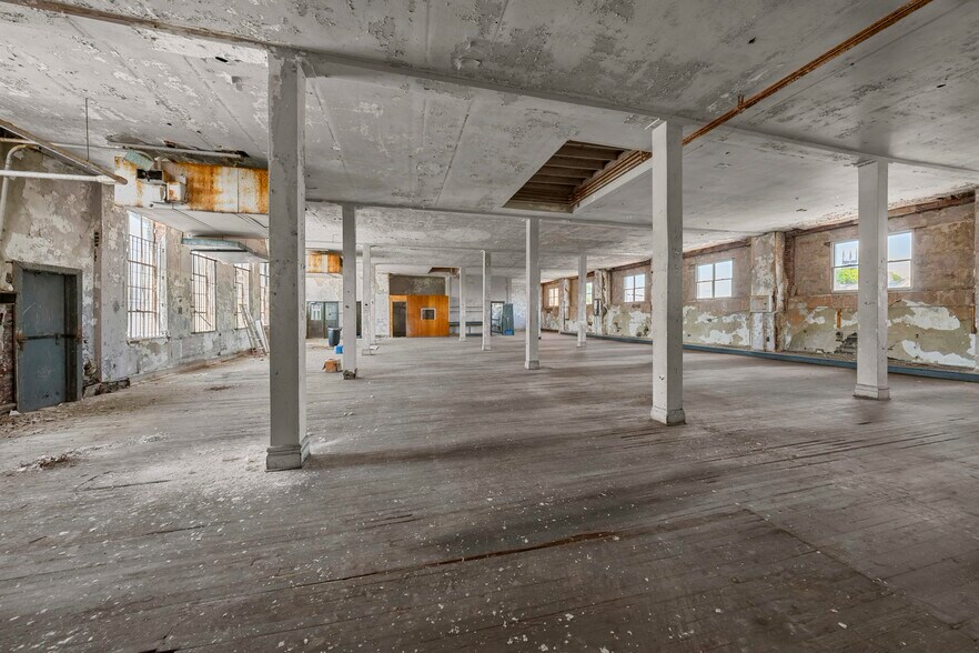 More Photos Of 1144 Elizabeth Ave, Elizabeth General Retail For Sale