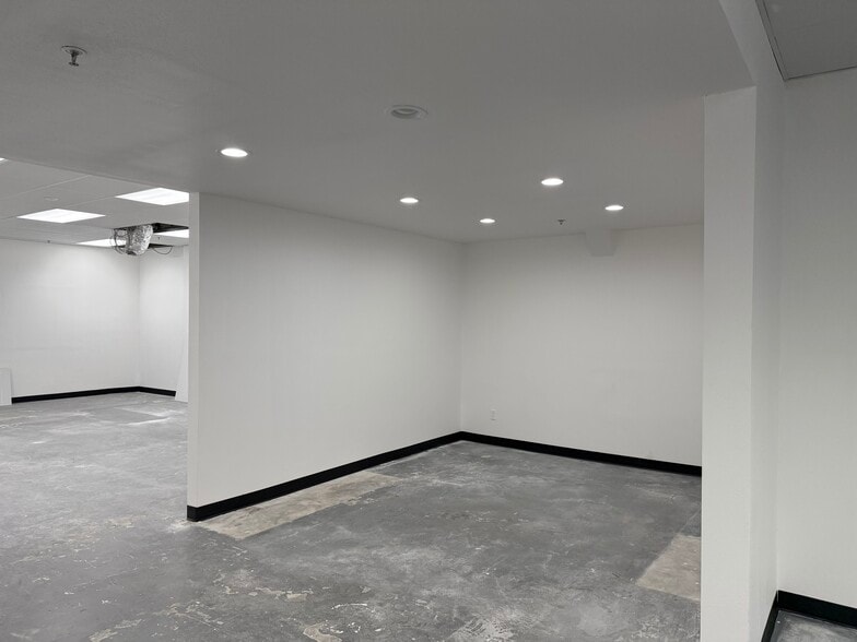 More Photos Of 68625 Perez Rd, Cathedral City Showroom For Lease