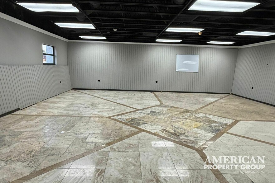 More Photos Of 4050 Middle Ave, Sarasota Warehouse For Lease