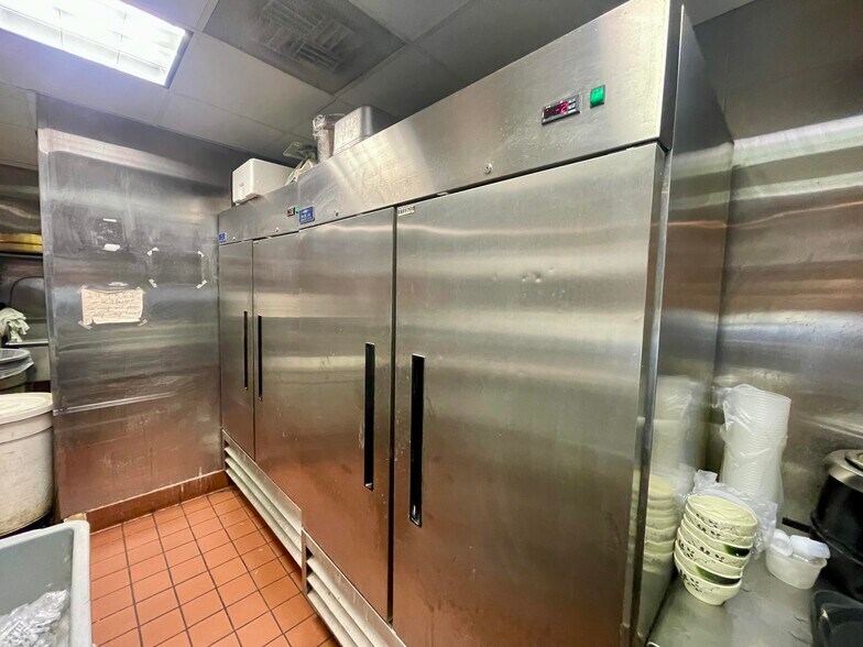 More Photos Of 4750 N Western Ave, Chicago Restaurant For Sale