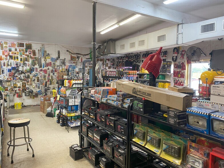 More Photos Of 320 S Mulberry St, Pearsall Auto Repair For Sale