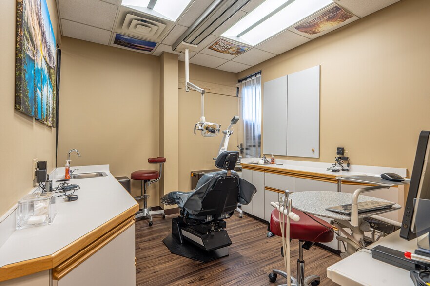 More Photos Of 950 N York Rd, Hinsdale Medical For Sale